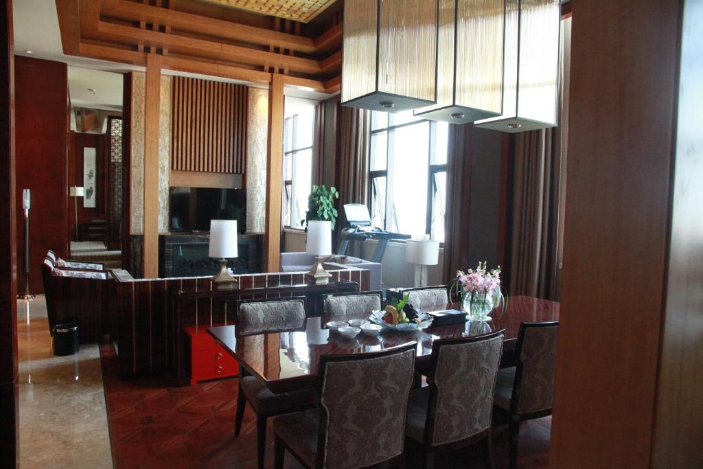 Сьюит (Представительский люкс) отеля Chengdu Airport Hotel, Чэнду