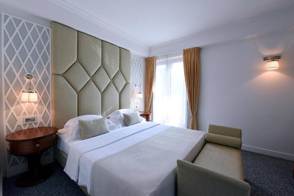 Двухместный (Улучшенный двухместный номер с 1 кроватью) отеля Hotel Ziya, Подгорица