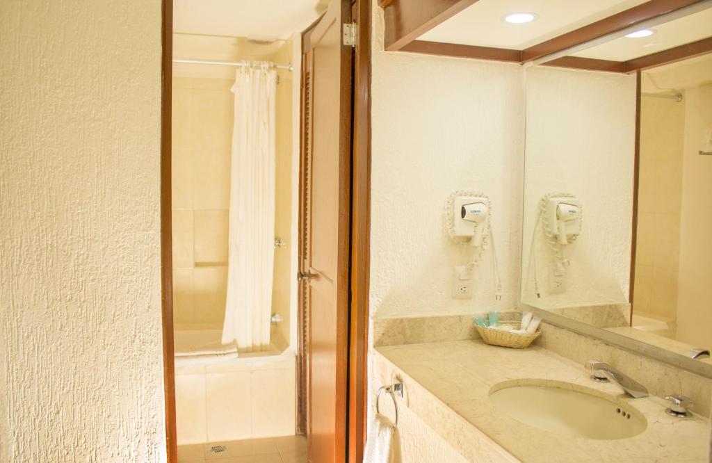 Сьюит (Номер с гидромассажной ванной и видом на океан) курортного отеля All Ritmo Cancun Resort & Water Park, Канкун