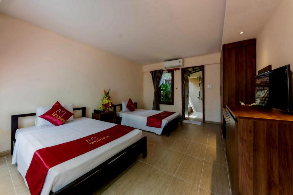 Номер (Улучшенное бунгало) курортного отеля La Paloma Bungalows & Spa, Дуонг-Донг