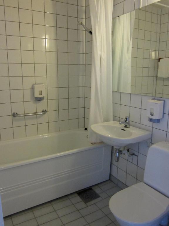 Двухместный (Двухместный номер с 1 кроватью или 2 отдельными кроватями и балконом) отеля Hjelle Hotel, Гейрангер