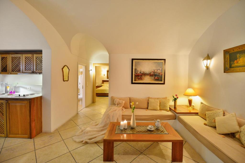 Сьюит (Улучшенный люкс с 1 спальней и гидромассажной ванной) отеля Tamarix Del Mar Suites, Камари