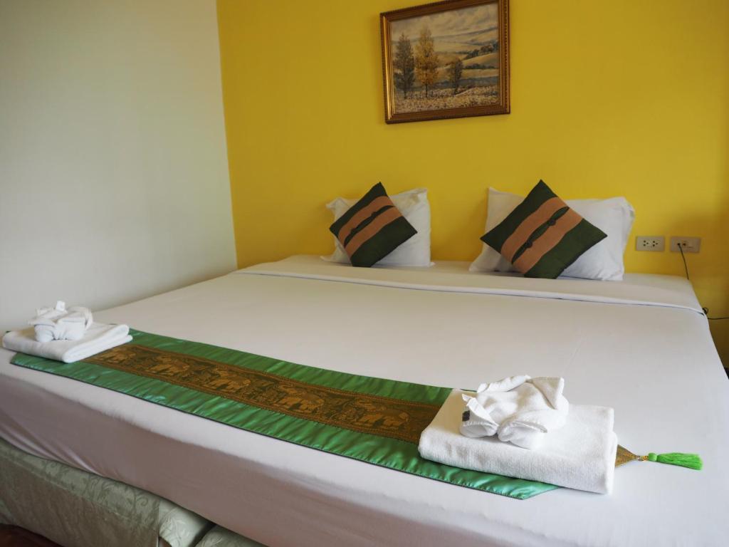 Двухместный (Улучшенный двухместный номер с 1 кроватью или 2 отдельными кроватями) отеля Best Value Inn NaNa, Бангкок