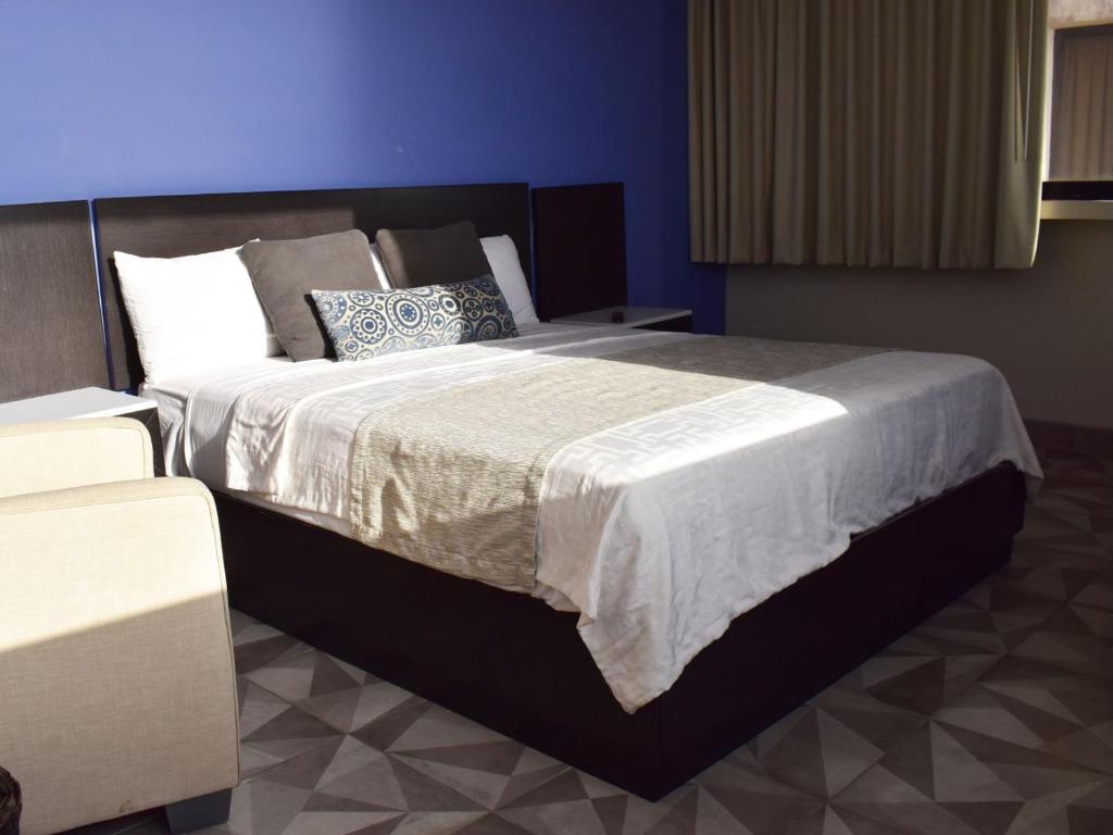 Двухместный (Улучшенный номер с кроватью размера «queen-size») отеля Hotel Corona Plaza, Росарито