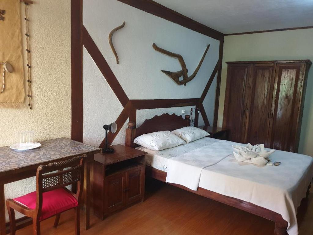 Двухместный (Двухместный номер Делюкс с 1 кроватью и балконом) отеля TipTop Hotel, Resto and Delishop, Панглао