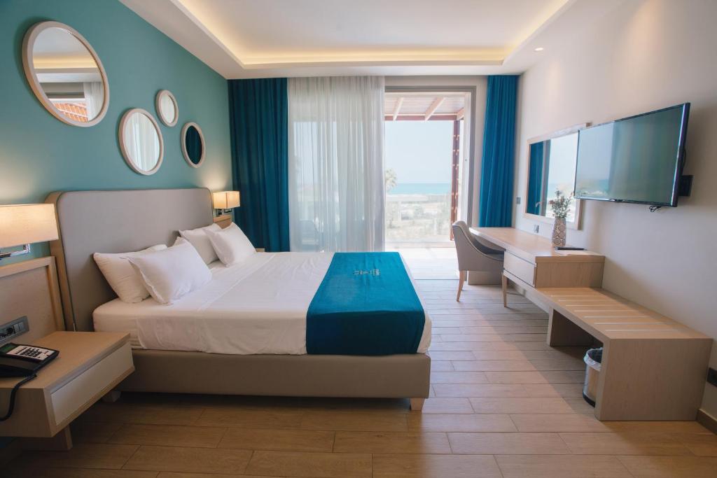 Сьюит (Люкс с 1 спальней, вид на море) отеля Almyros Beach, Ахарави