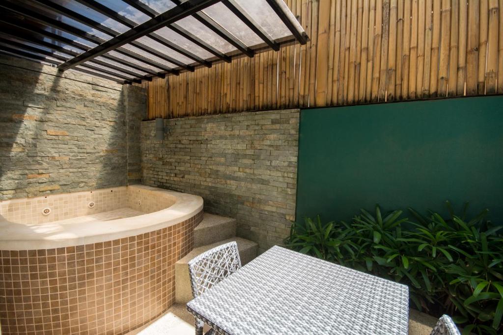 Двухместный (Люкс с видом на сад в крыле атриума) отеля Boracay Haven Suites, Боракай