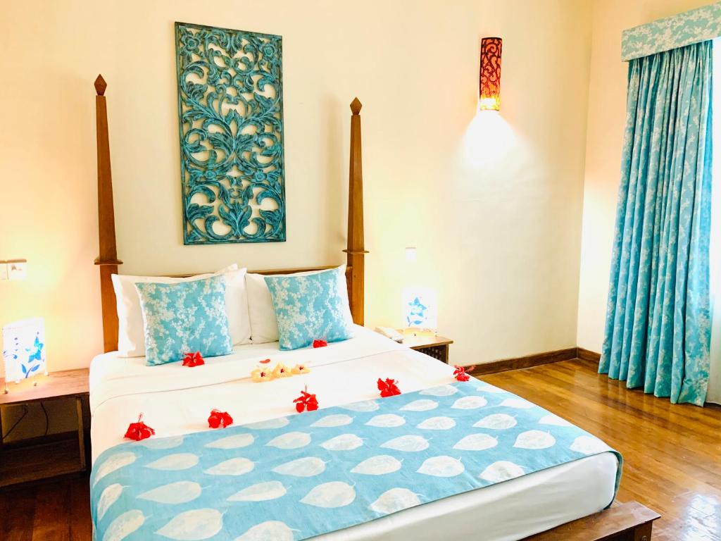Трехместный (Двухместный номер Делюкс с 1 кроватью) отеля Thaproban Beach House, Унаватуна