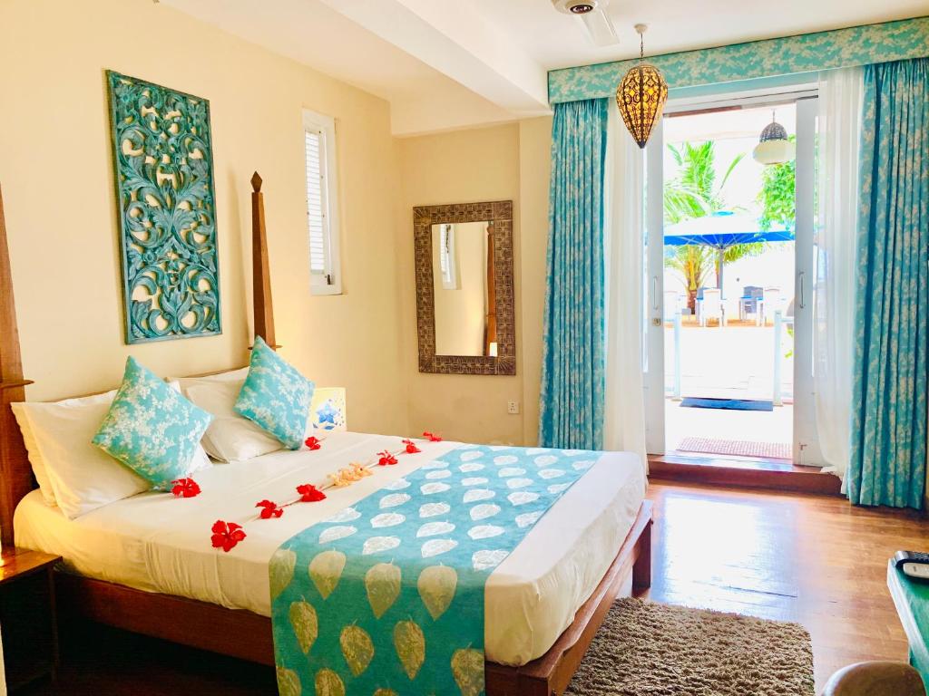 Трехместный (Улучшенный двухместный номер с 1 кроватью) отеля Thaproban Beach House, Унаватуна