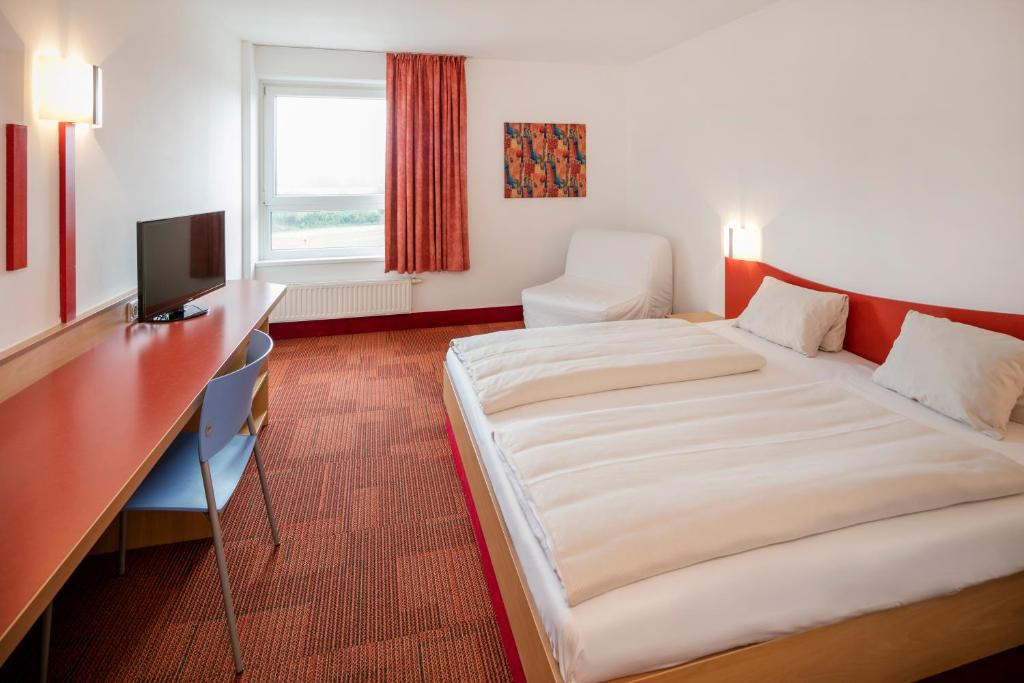 Двухместный (Двухместный номер с 1 кроватью и видом на бассейн) курортного отеля H2O-Hoteltherme, Бад-Вальтерсдорф