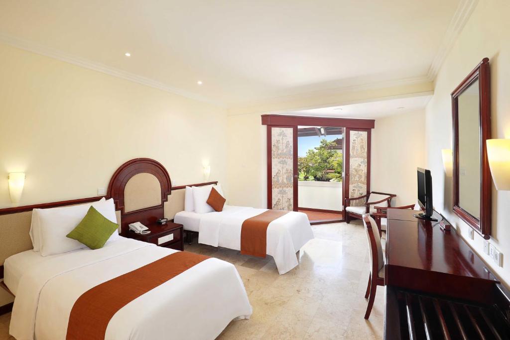 Двухместный (Двухместный номер Делюкс с 1 кроватью или 2 отдельными кроватями и видом на бассейн) курортного отеля Discovery Kartika Plaza Hotel, Кута