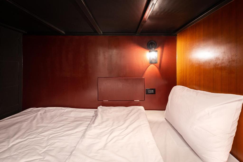 Номер (Кровать в общем 4-местном номере для мужчин и женщин) хостела Luk Hostel, Бангкок
