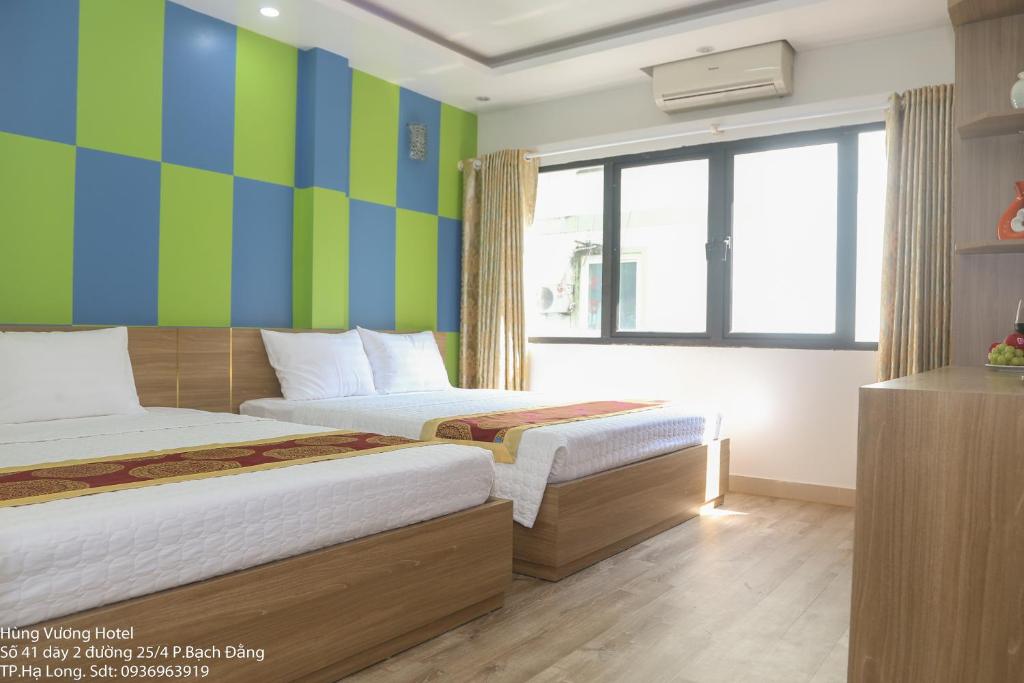 Четырехместный (Номер Делюкс с 2 кроватями размера «queen-size») отеля Hung Vuong Hotel, Халонг