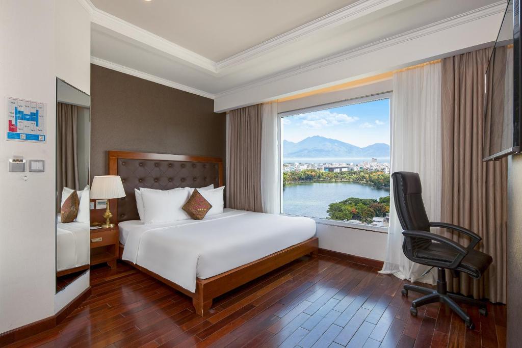 Двухместный (Номер с кроватью размера «king-size» и видом на озеро) отеля Samdi Hotel, Дананг