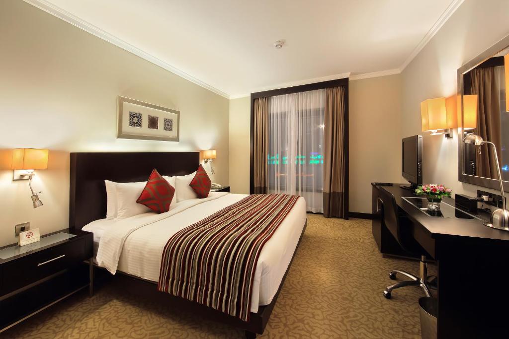 Сьюит (Представительский люкс с кроватью размера «king-size» - Для некурящих) отеля Ramada Plaza by Wyndham Dubai Deira, Дубай