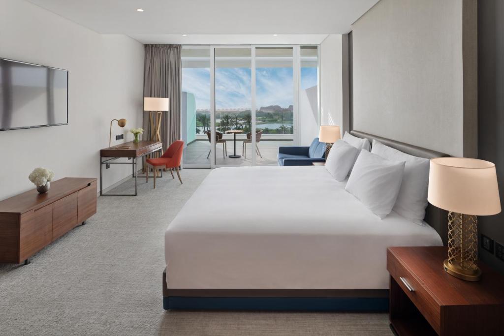 Сьюит (Роскошный люкс с 2 спальнями) отеля JA Lake View Hotel, Дубай