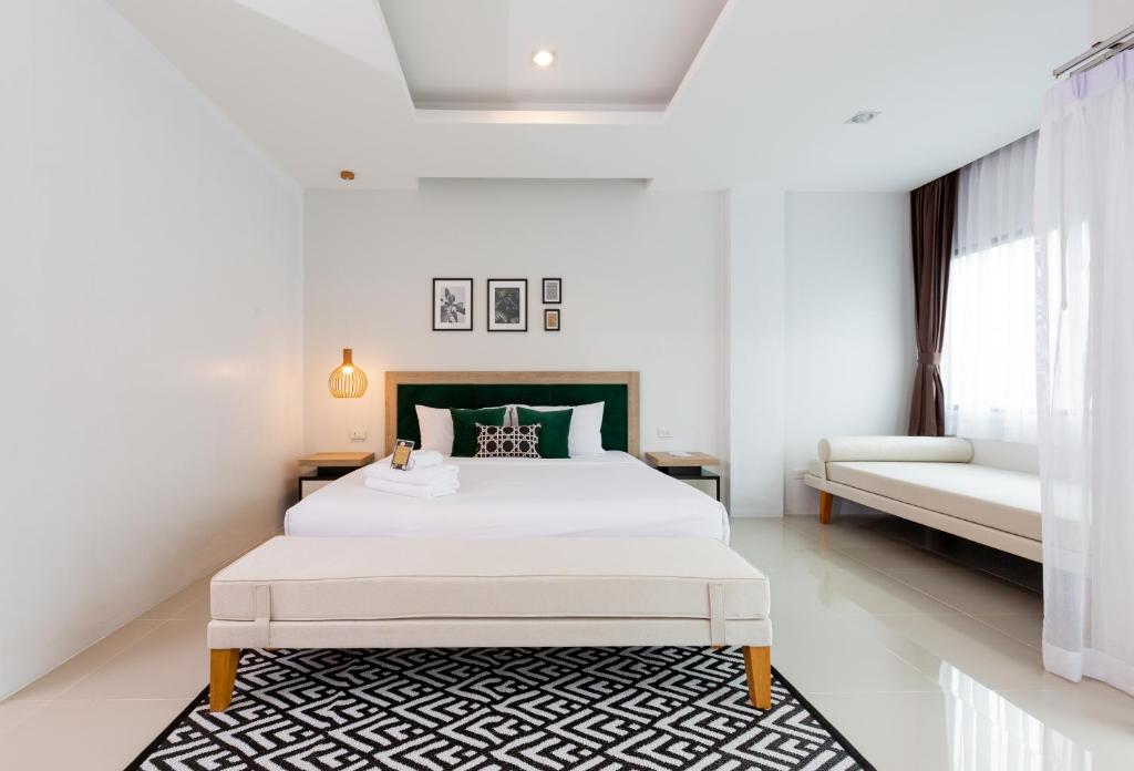 Двухместный (Улучшенный номер с кроватью размера «king-size») отеля Buasri Phuket Hotel, Пхукет