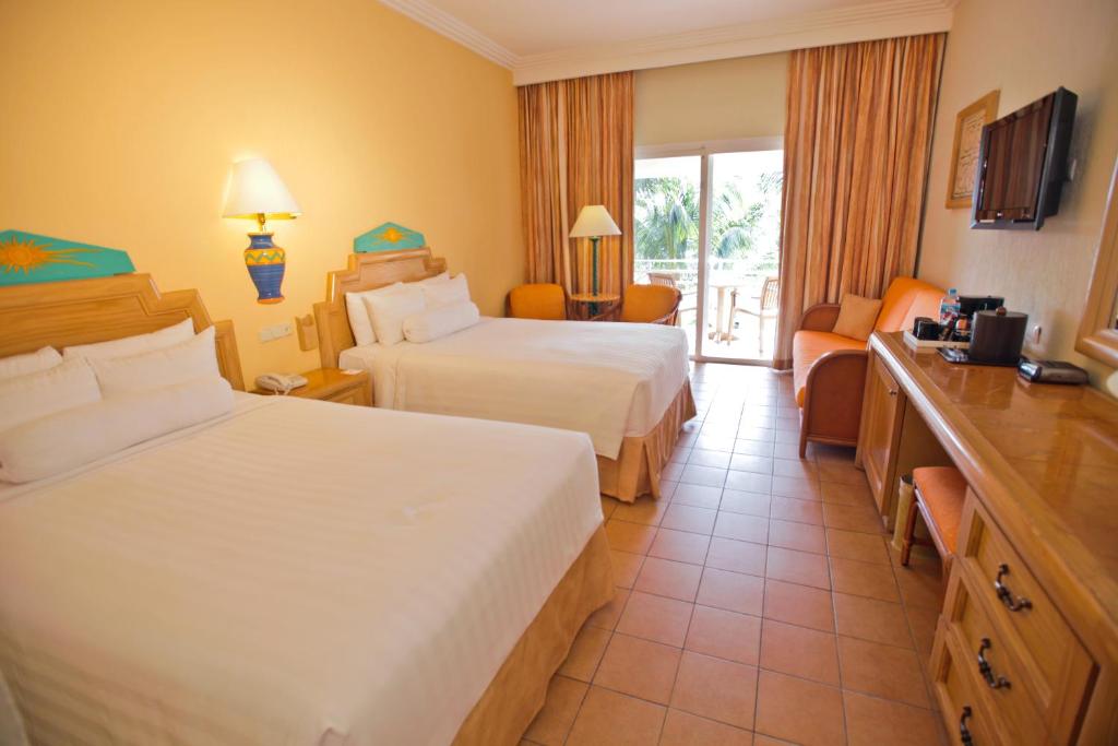 Двухместный (Улучшенный номер (для 3 взрослых и 1 ребенка)) курортного отеля Barceló Maya Caribe - All Inclusive, Кспу-Ха
