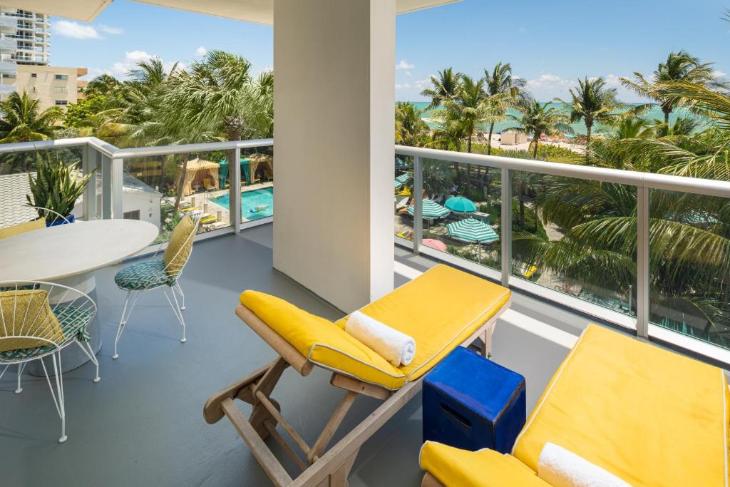 Трехместный (Люкс, вид на пляж) отеля The Confidante Miami Beach, part of Hyatt, Майами-Бич
