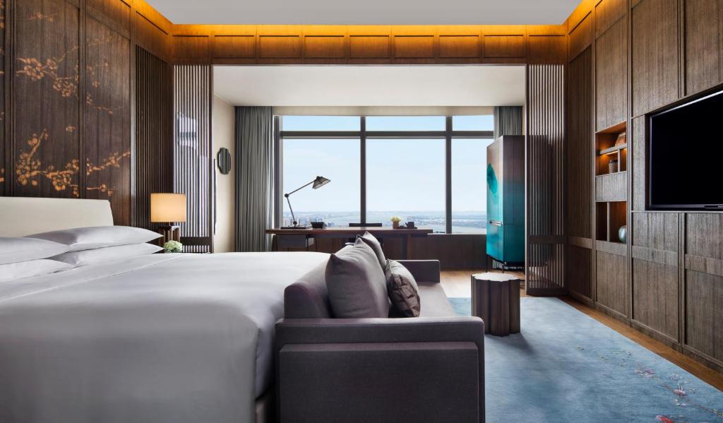 Двухместный (Номер с кроватью размера «king-size», вид на реку) отеля Park Hyatt Hangzhou, Ханчжоу