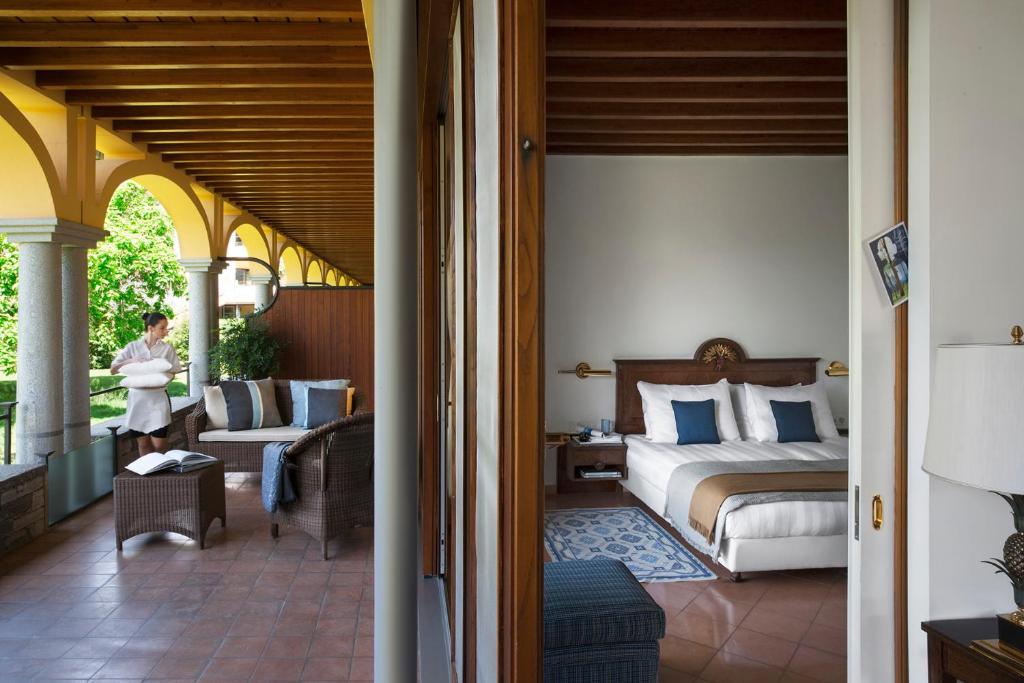 Сьюит (Главный люкс Retreat с лоджией) отеля Castello del Sole Beach Resort&SPA, Аскона