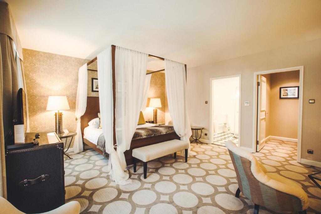 Сьюит (Полулюкс с кроватью размера «king-size» и правом посещения сауны) отеля Grand Palace Hotel, Рига