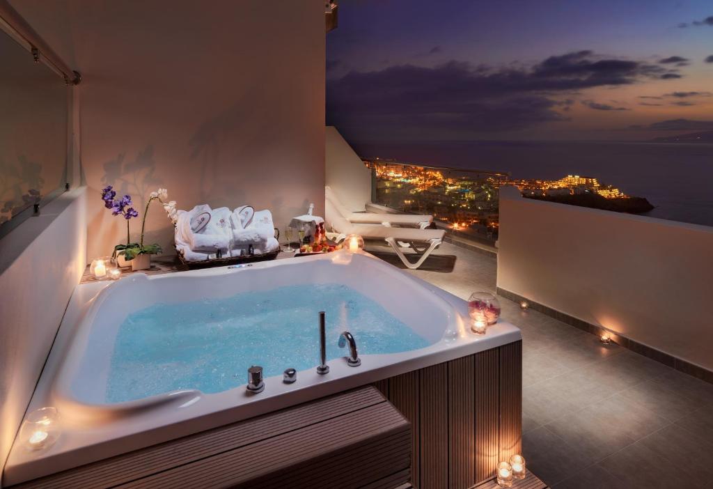 Апартаменты (Роскошные апартаменты с 3 спальнями и гидромассажной ванной (для 6 взрослых)) апарт-отеля Royal Sun Resort 16, Адехе