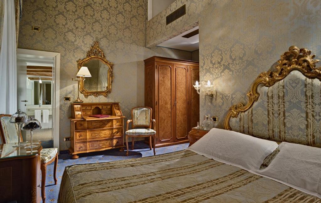 Двухместный (Классический двухместный номер с 1 кроватью) отеля Al Ponte Antico, Венеция