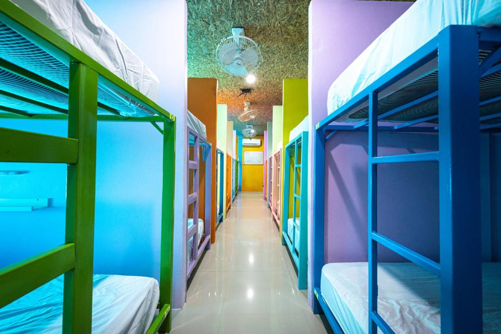 Номер (Single Bed in Dormitory Room - Lower Level), Smile Mansion