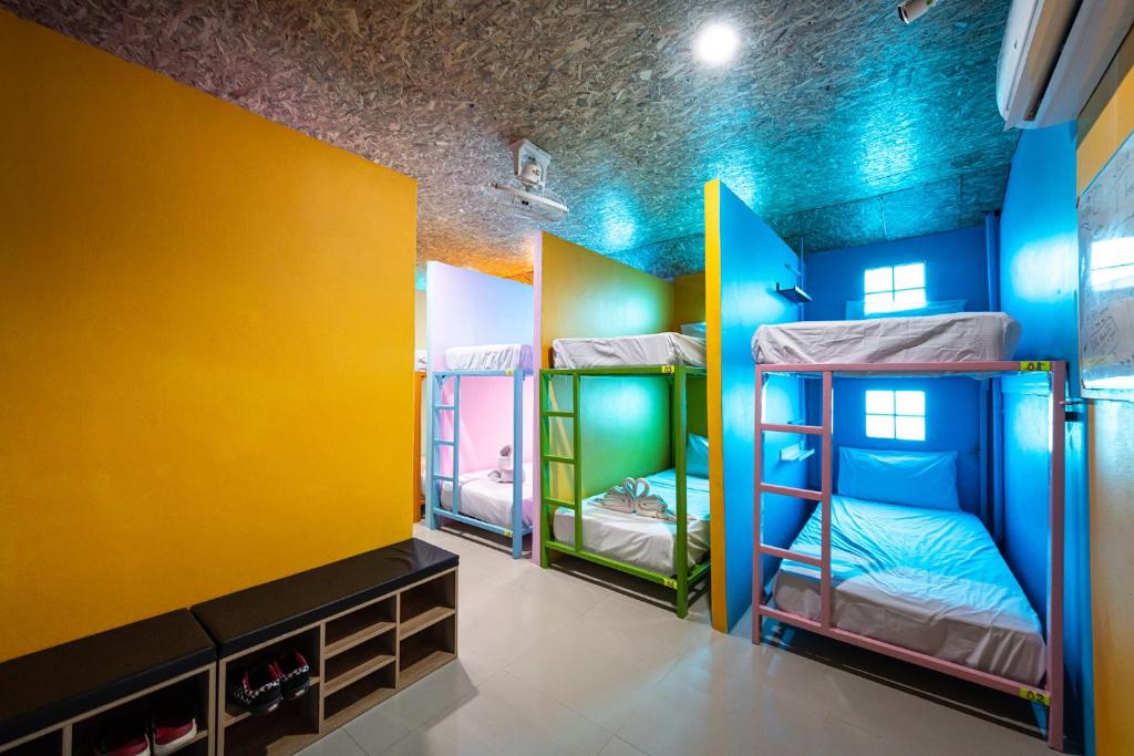 Номер (Single Bed in Dormitory Room - Upper Level) хостела Smile Mansion, Пхукет
