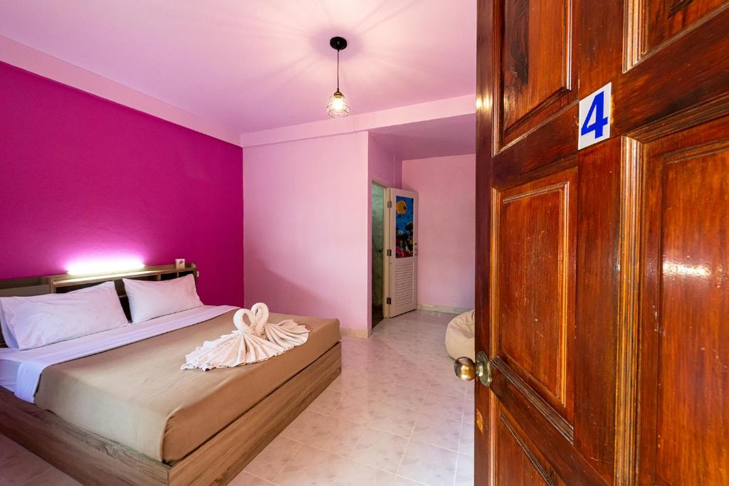 Двухместный (Улучшенный двухместный номер с 1 кроватью) хостела Smile Mansion, Пхукет