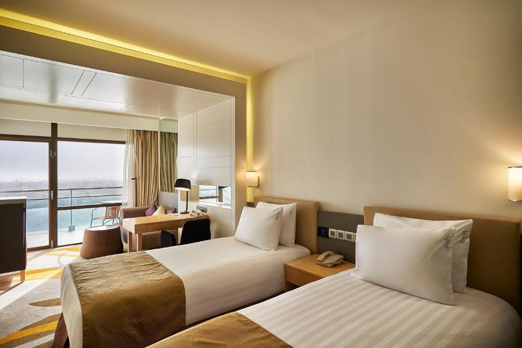 Двухместный (Улучшенный двухместный номер с 2 отдельными кроватями и видом на Нил) отеля Holiday Inn Cairo Maadi, Каир