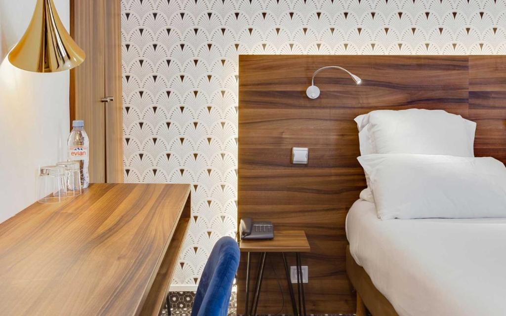 Двухместный (Улучшенный двухместный номер с 1 кроватью и ванной) отеля Carladez Cambronne, Париж