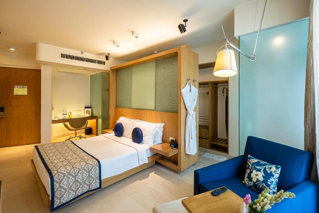 Трехместный (Улучшенный номер с кроватью размера «queen-size» и видом на город) отеля Vivanta By Taj - Whitefield, Бангалор