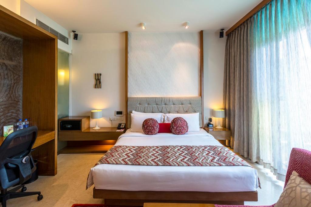 Трехместный (Deluxe Room Garden View Queen Bed) отеля Vivanta By Taj - Whitefield, Бангалор