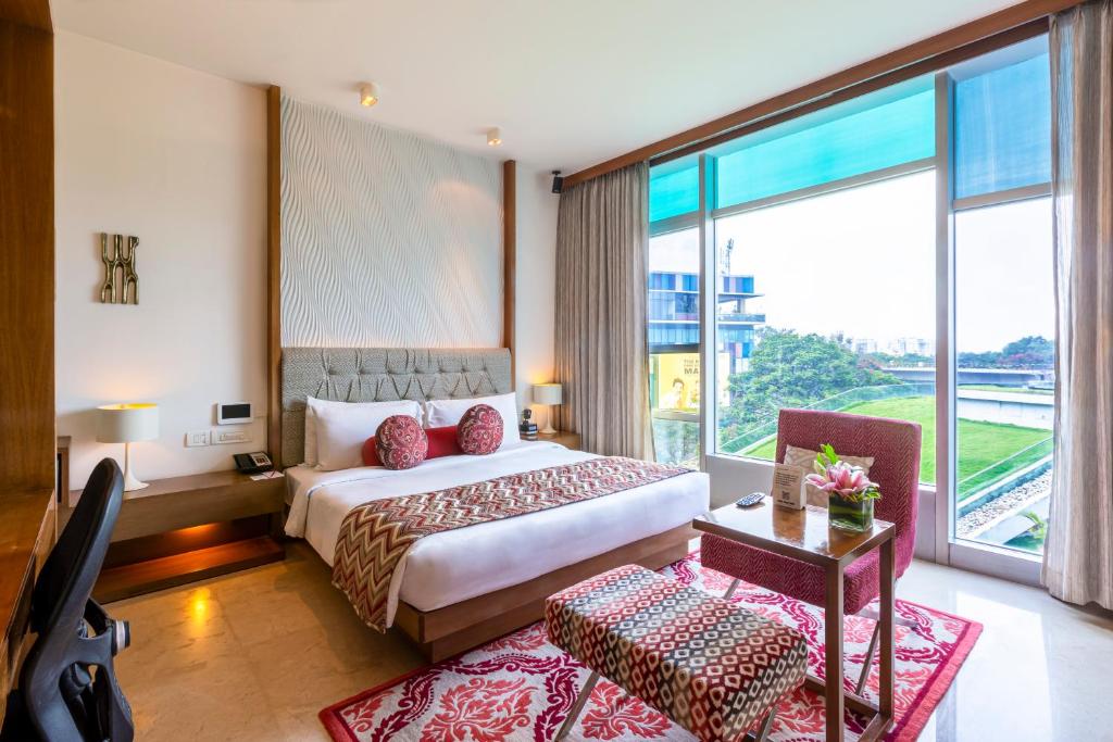 Трехместный (Deluxe Room Garden View Queen Bed), Vivanta By Taj - Whitefield