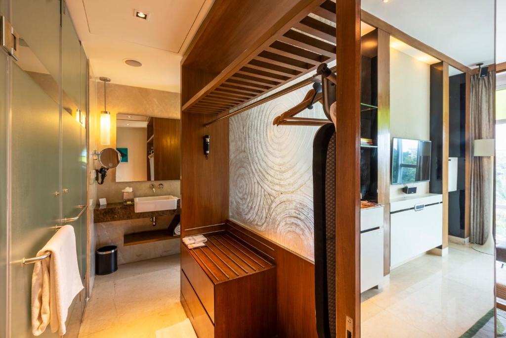 Сьюит (Premium Room Pool View Queen Bed), Vivanta By Taj - Whitefield