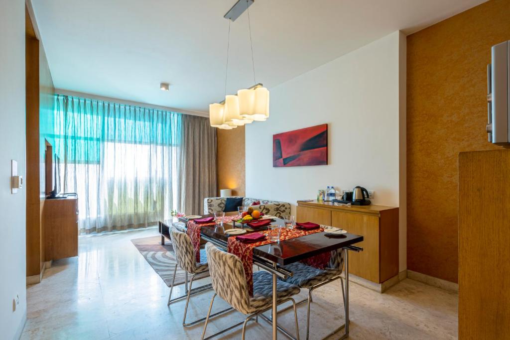Сьюит (Deluxe Suite City View Queen Bed) отеля Vivanta By Taj - Whitefield, Бангалор
