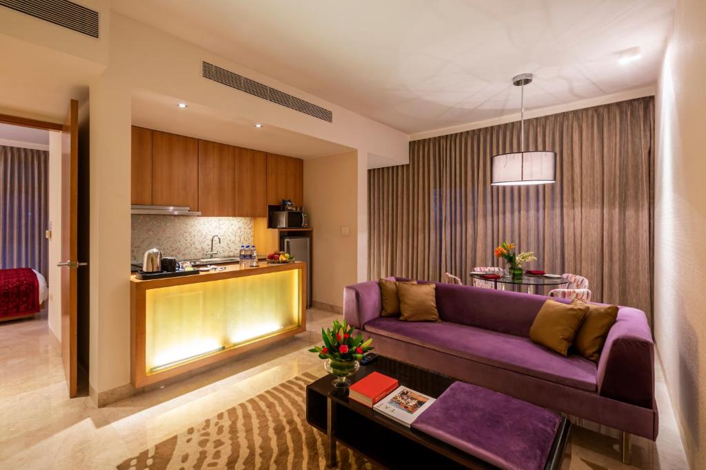 Сьюит (Premium Suite Pool View King Bed) отеля Vivanta By Taj - Whitefield, Бангалор