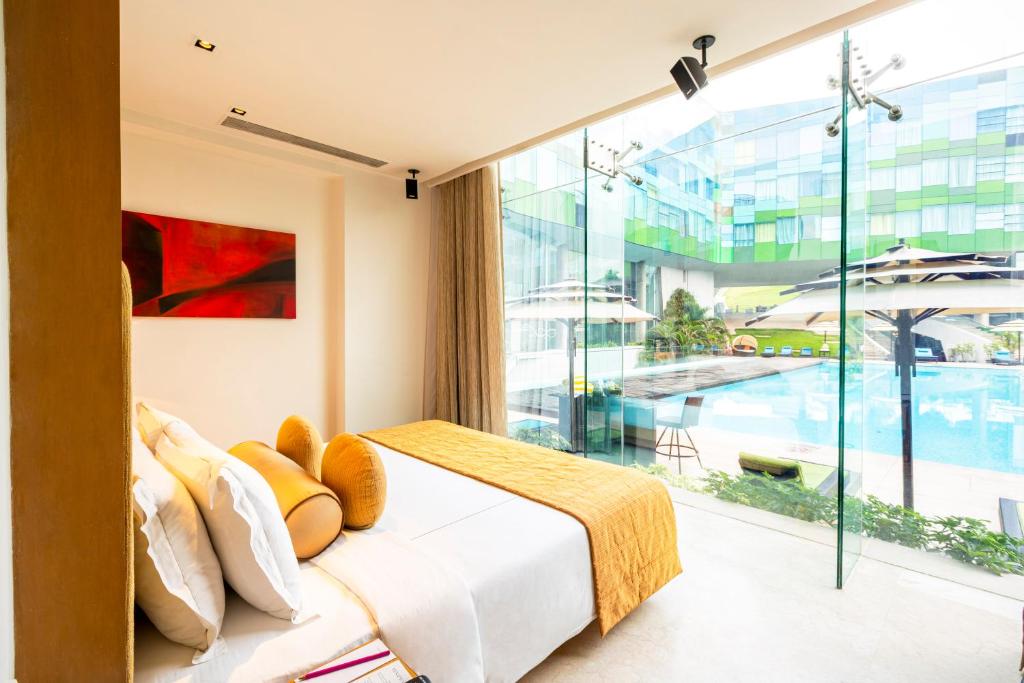 Сьюит (Loft Suite Pool View King Bed) отеля Vivanta By Taj - Whitefield, Бангалор