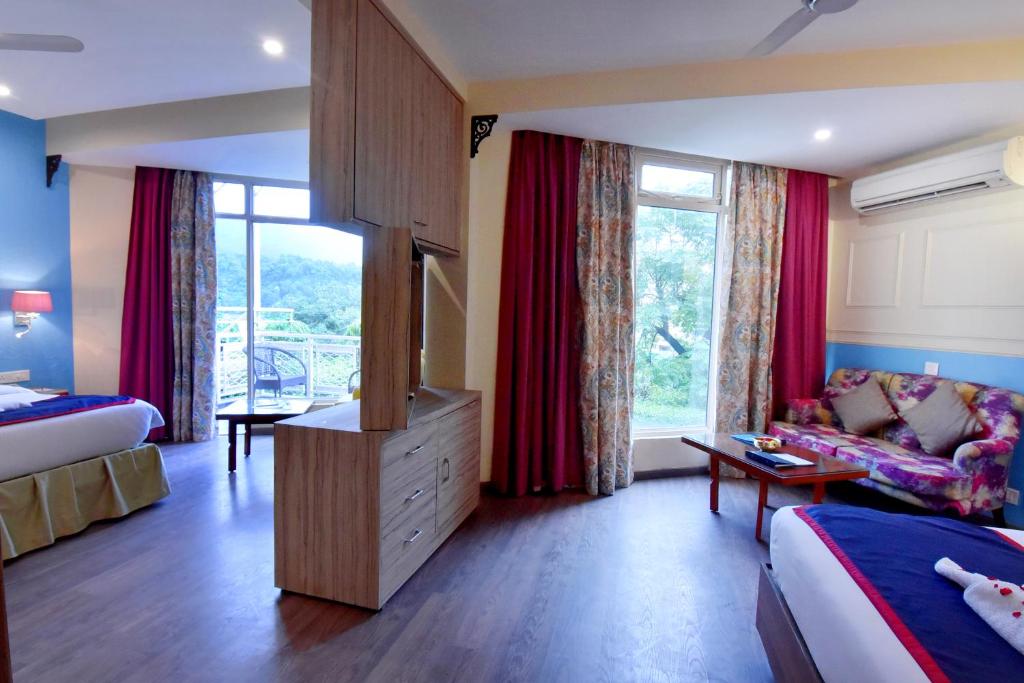 Семейный (Семейный номер) отеля Ganga Kinare - A Riverside Boutique Hotel, Ришикеш