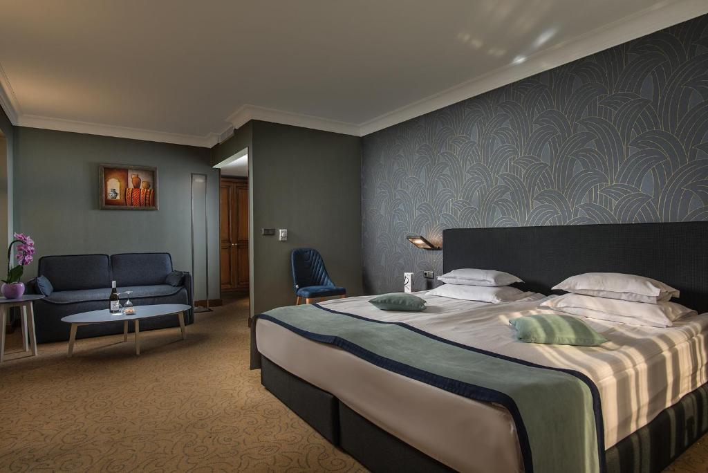 Двухместный (Улучшенный двухместный номер с 1 кроватью или 2 отдельными кроватями, бесплатным Wi-Fi и принадлежностями для приготовления чая и кофе) отеля Premier Thracia Hotel, София