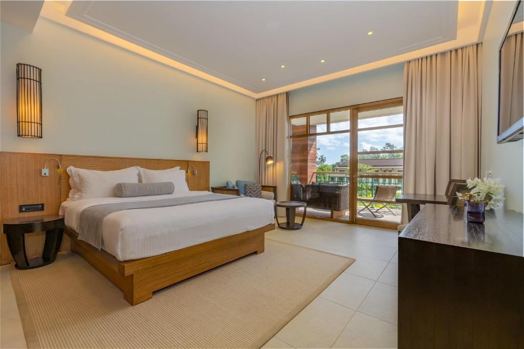 Двухместный (Двухместный номер Делюкс с 1 кроватью или 2 отдельными кроватями и балконом) курортного отеля Savoy Seychelles Resort & Spa, Бо-Валлон