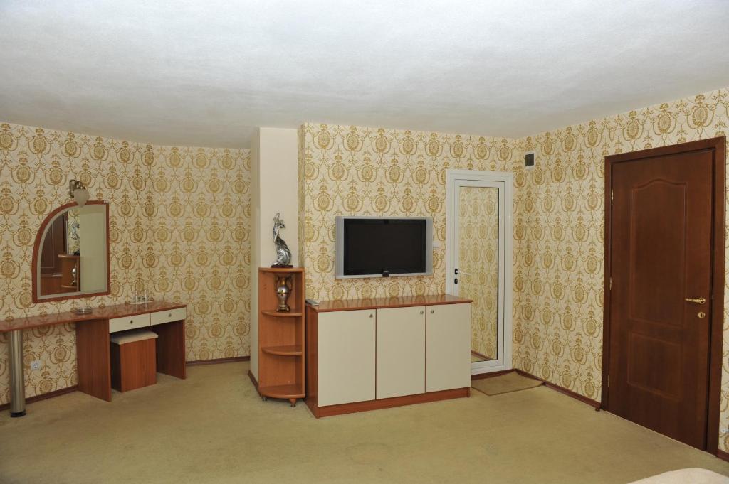 Двухместный (Двухместный номер с 1 кроватью, дополнительной кроватью и балконом (для 2 взрослых и 1 ребенка)) отеля Family Hotel Edia, Сандански