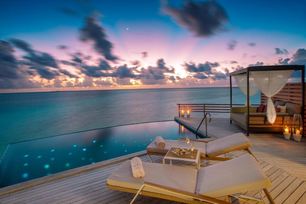 Трехместный (Вилла на воде с частным бассейном) курортного отеля Baros Maldives, Барос