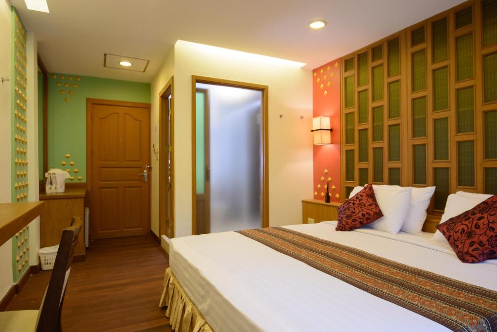 Двухместный (Двухместный номер «Гранд» Делюкс с 1 кроватью) отеля Golden House, Бангкок