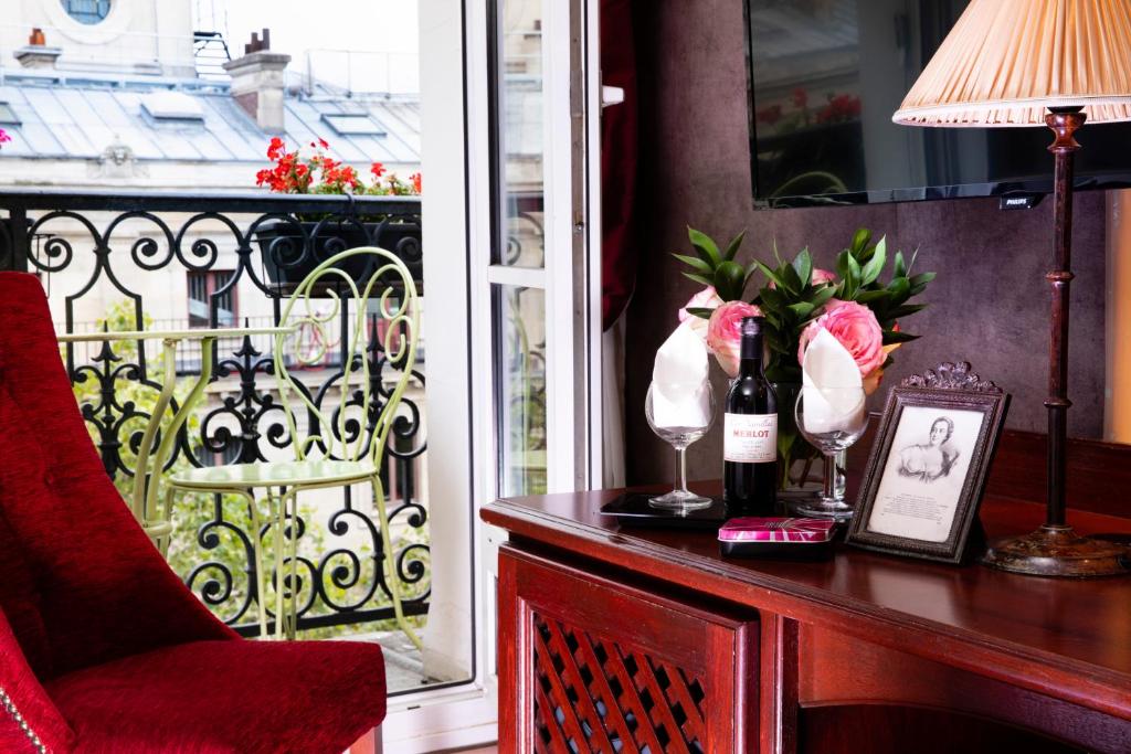 Двухместный (Традиционный номер с балконом) отеля Hotel Britannique, Париж