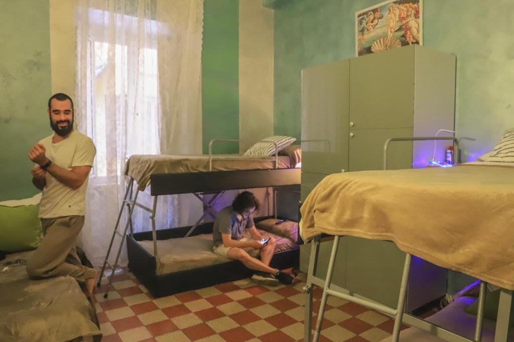 Номер (Кровать в общем номере для мужчин и женщин с 5 кроватями.) хостела Român Holidays Hostel, Рим