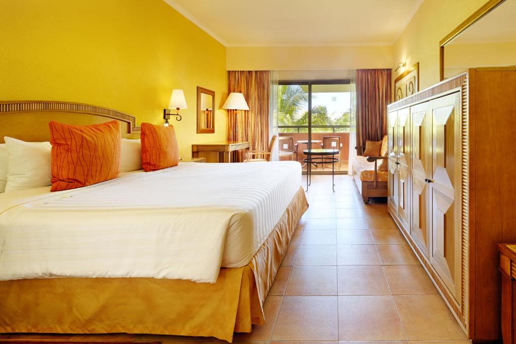 Сьюит (Полулюкс «Премиум», рядом с океаном (для 2 взрослых и 2 детей)) курортного отеля Barceló Maya Tropical - All Inclusive, Кспу-Ха