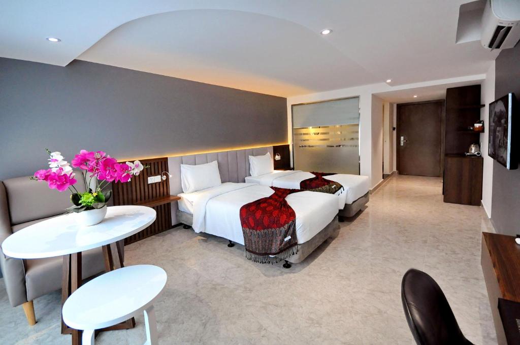 Двухместный (Улучшенный двухместный номер с 1 кроватью или 2 отдельными кроватями, вид на город) отеля ANRIZON HOTEL NHA TRANG, Нячанг